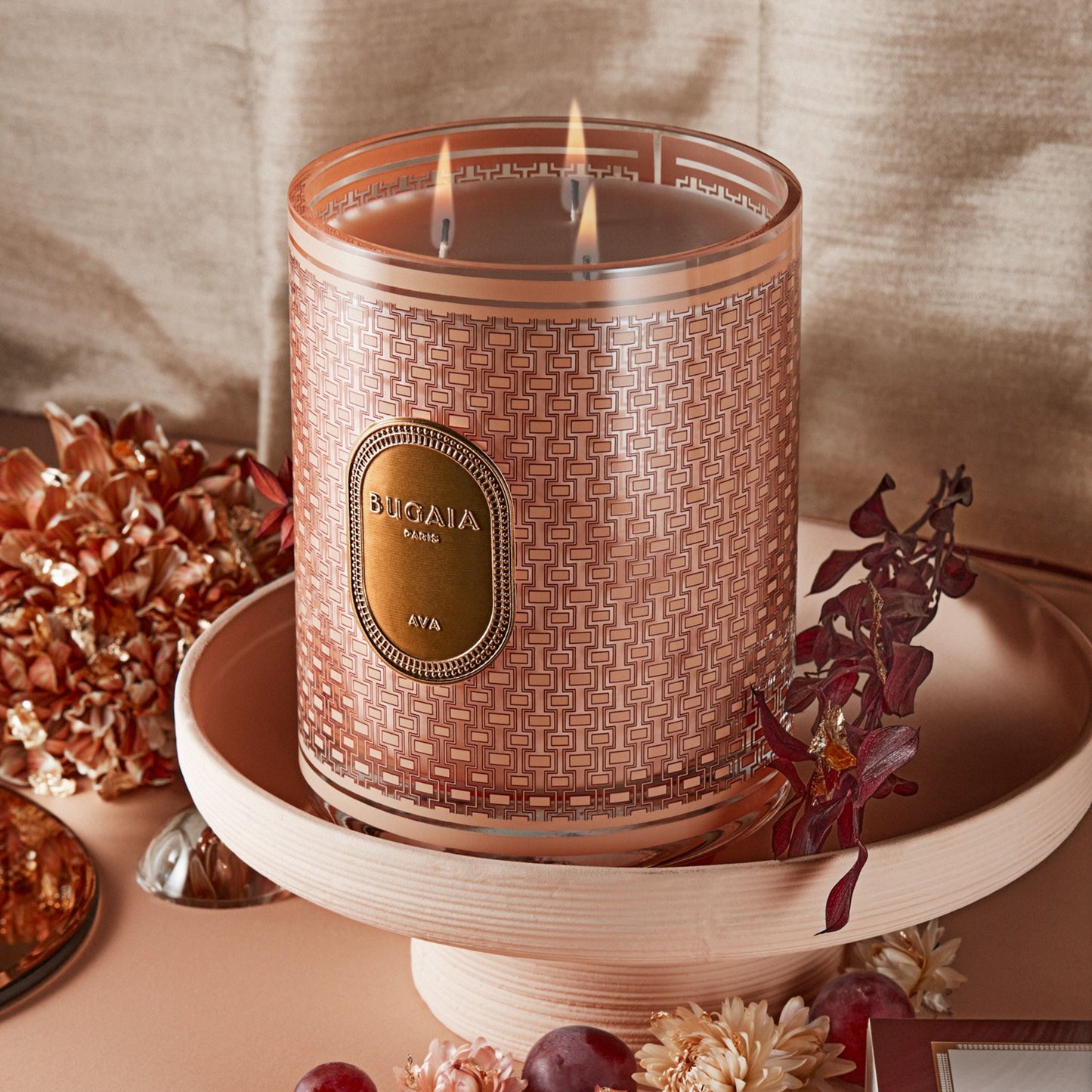 Išraiškinga BUGAIA kvapni žvakė „Ava“ 1 kg stikliniame inde su trimis medvilniniais knatais. Prabangus dizainas ir rytietiškas gėlių aromatas su vanilės, šafrano bei medienos natomis, idealiai tinka didelėms erdvėms. Fotografuota elegantiškame interjere.