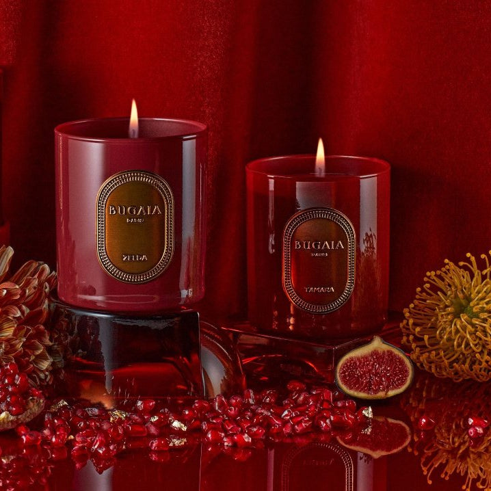 Prabangi BUGAIA kvapni žvakė „Zelda“ 290 g stikliniame inde su medvilniniu knatu. Elegantiškas dizainas, gėlių ir medienos kvapų kompozicija bei augalinis rapsų vaškas kuria jaukią, harmoningą atmosferą. Fotografuota šviesiame, stilingame interjere.