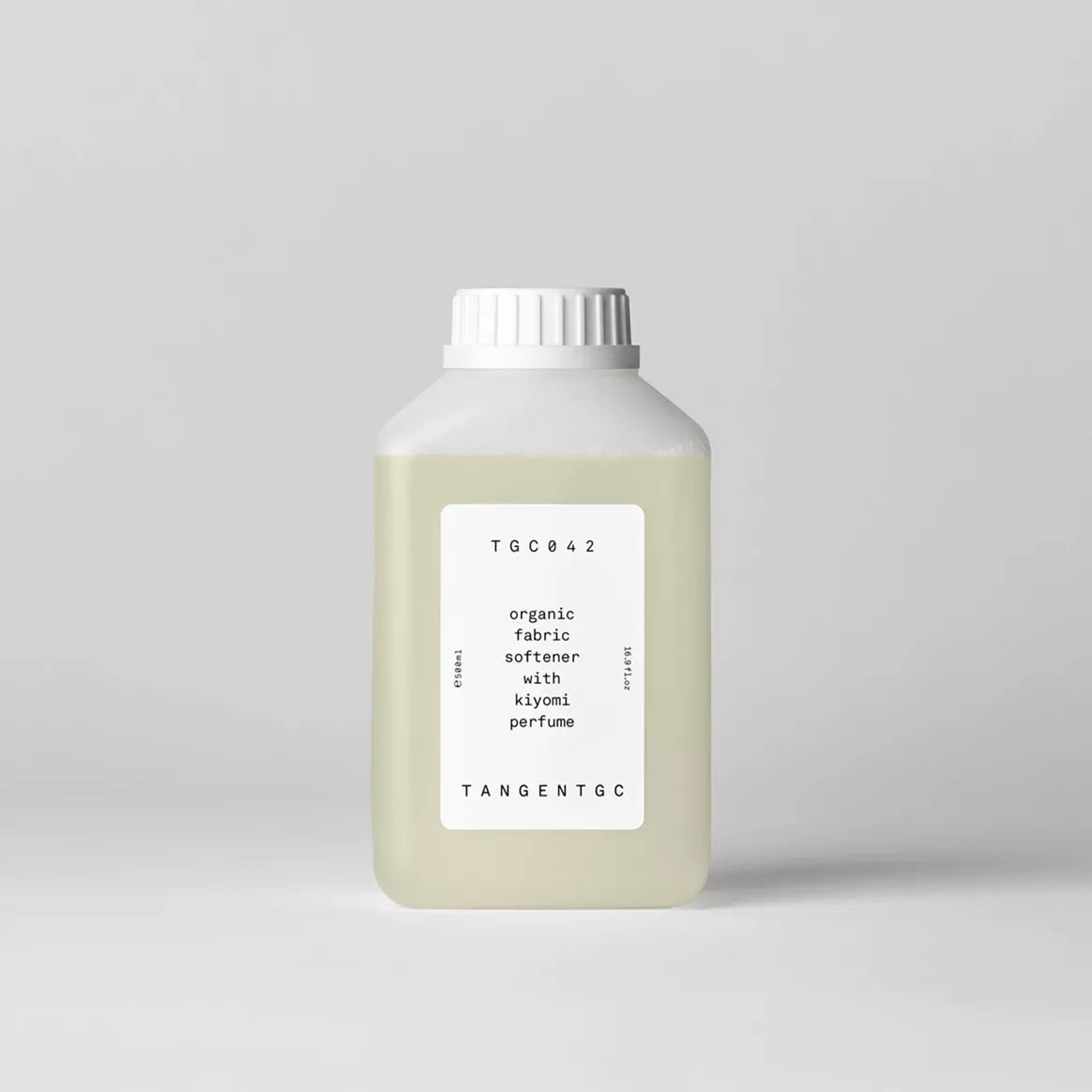 TANGENT GC minkštiklis „Kiyomi“ – 500 ml minkštiklis su citrusinių vaisių kvapu, iš saulėgrąžų aliejaus, švelnus odai ir audiniams, Švedija.