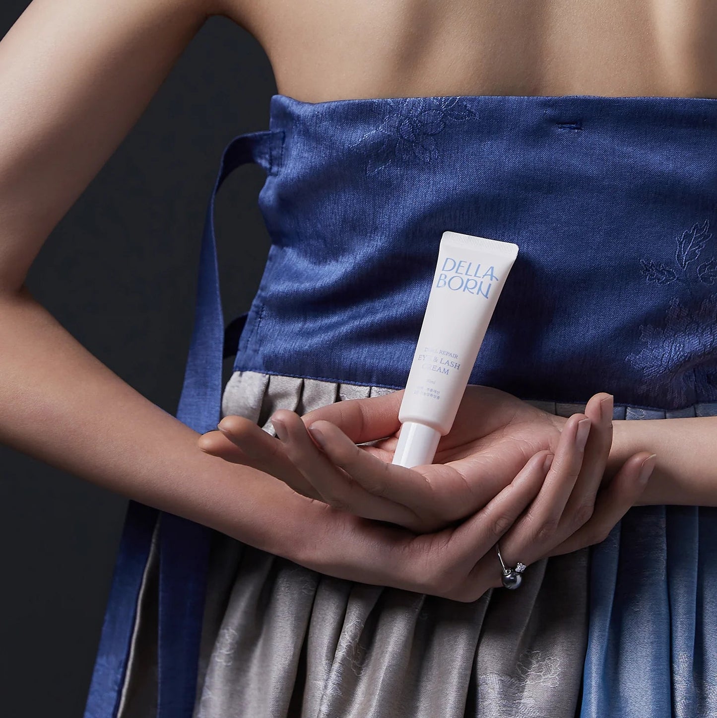 2-in-1 paakių kremas su CAPIXYL™, retinoliu ir drebulės grybais – drėkina, mažina raukšles ir skatina blakstienų augimą. Tinka jautriai odai.