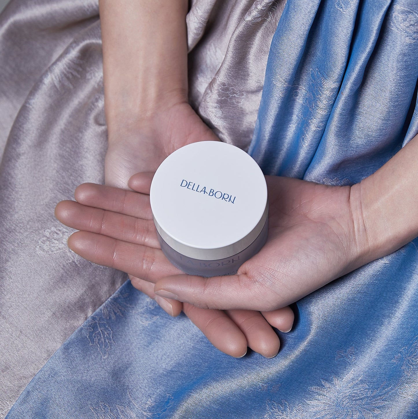 Veido kremas su jūriniu kolagenu, glutationu ir ceramidais – intensyviai drėkina, mažina raukšles, gerina odos elastingumą ir šviesina toną.