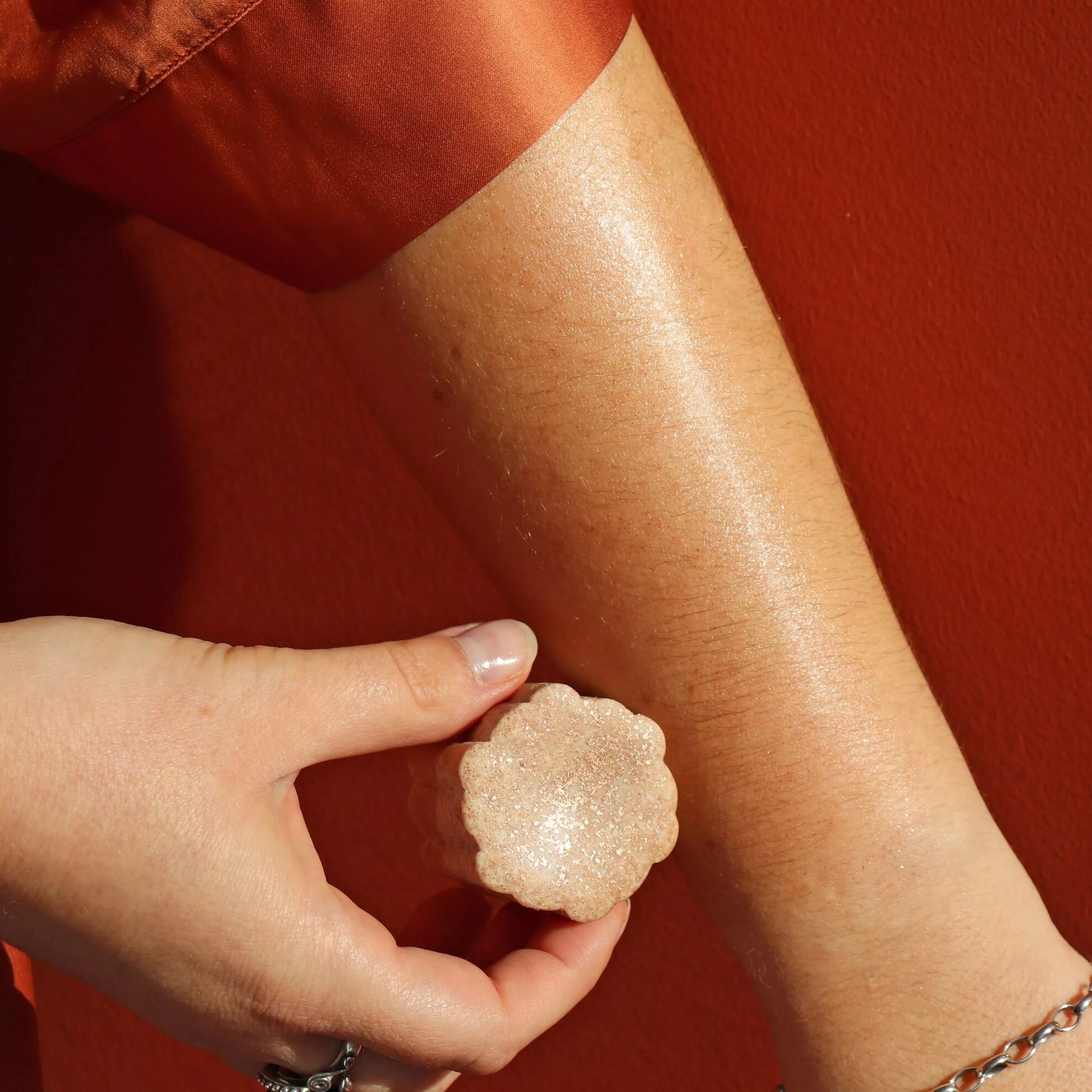 Natūralus kūno sviestas su auksiniais blizgučiais – maitina, suteikia švytėjimą ir lengvą įdegį, tinkamas veidui ir kūnui