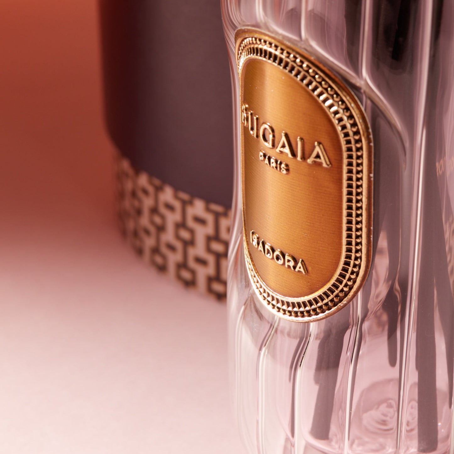 Stilingas BUGAIA namų kvapas "Isadora" stikliniame buteliuke su medinėmis lazdelėmis, 200 ml, pastatytas ant šviesaus paviršiaus. Elegantiškas dizainas perteikia prabangą ir kvapą įkvėptą šokio laisvės. Fonas – modernus namų interjeras.