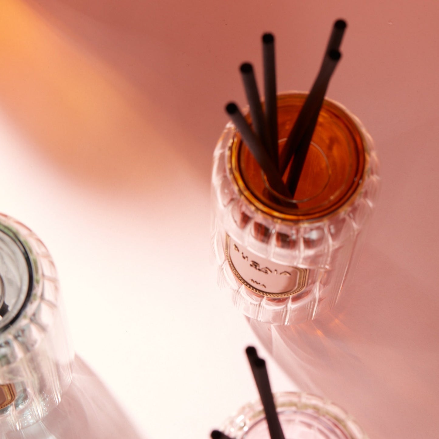 Prabangus BUGAIA namų kvapas "Rita" stikliniame buteliuke su elegantiškomis lazdelėmis, 200 ml. Kvapas įkvėptas Rita Hayworth – perteikia odos ir prieskonių natų jausmingumą. Fotografuota šiuolaikiniame interjere, akcentuojant rafinuotą atmosferą.