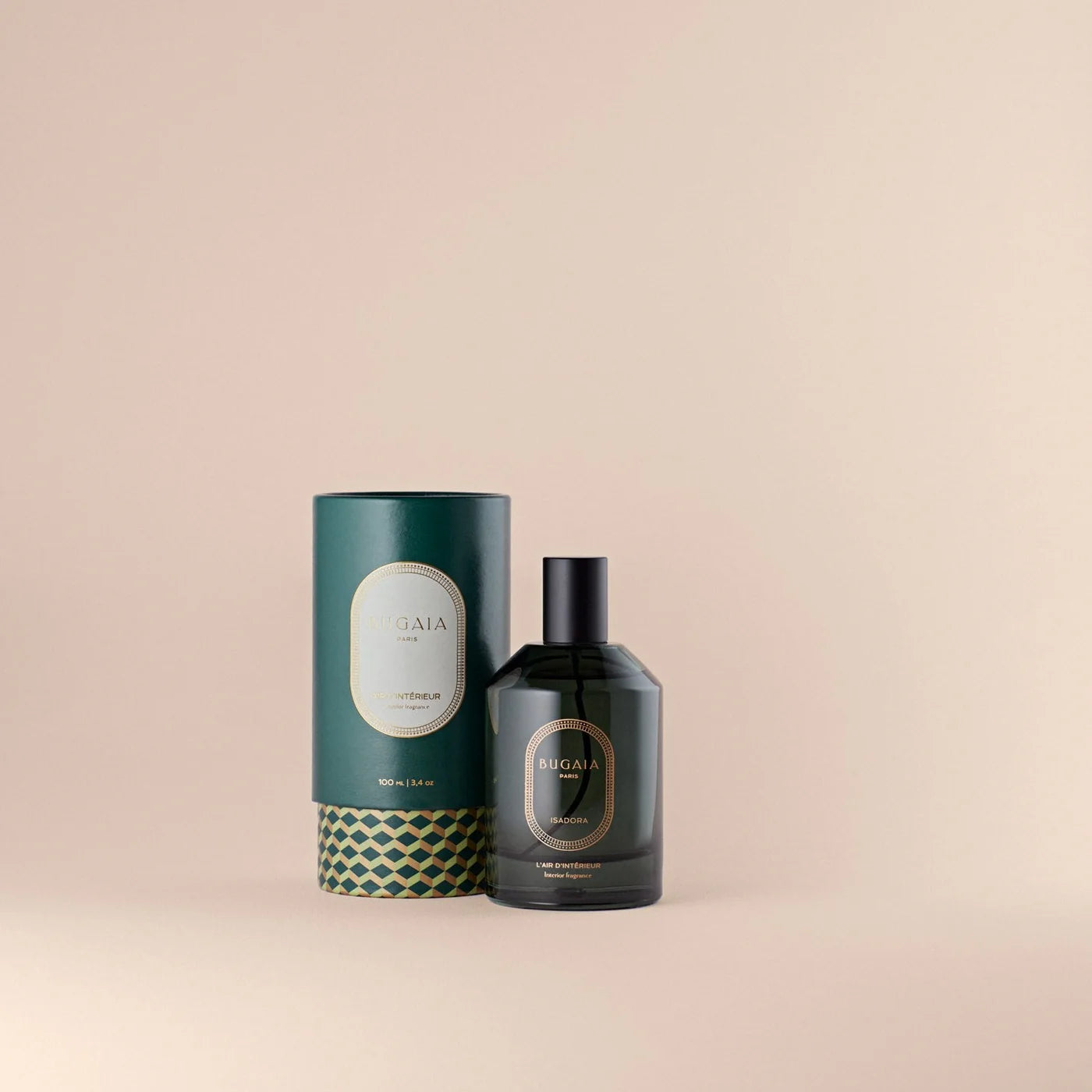 BUGAIA purškiamas namų kvapas „Isadora“ 100 ml Art Deco stiliaus stikliniame buteliuke su purkštuku. Elegantiškas dizainas perteikia šiltų medienos ir rytietiškų prieskonių kvapų atmosferą. Fotografuota moderniame interjere arba ant šviesaus tekstilės paviršiaus.