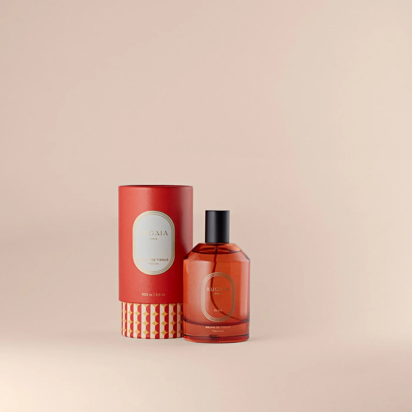 BUGAIA purškiamas namų kvapas „Elsa“ 100 ml stikliniame buteliuke su elegantišku purkštuku. Dizainas perteikia rafinuotumą, o citrusų, gėlių ir medienos natos simbolizuoja kūrybišką prabangą. Fotografuota ant minkšto audinio ar šviesaus paviršiaus.