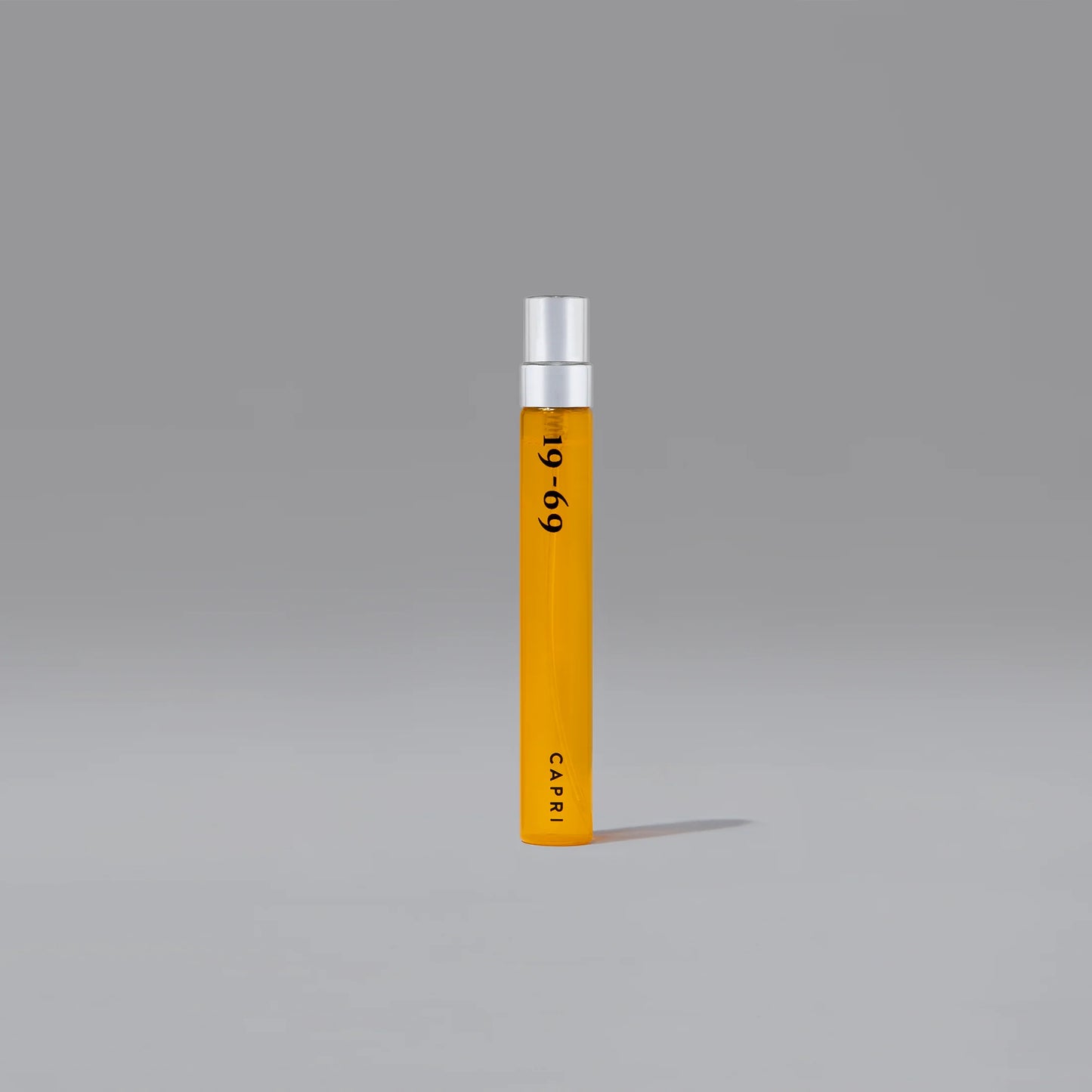 19-69 Capri nišiniai kvepalai – citrusinių vaisių, prieskonių ir baltųjų gėlių natos, įkvėptos ikoniško filmo „Le Mépris“, pagaminta Italijoje