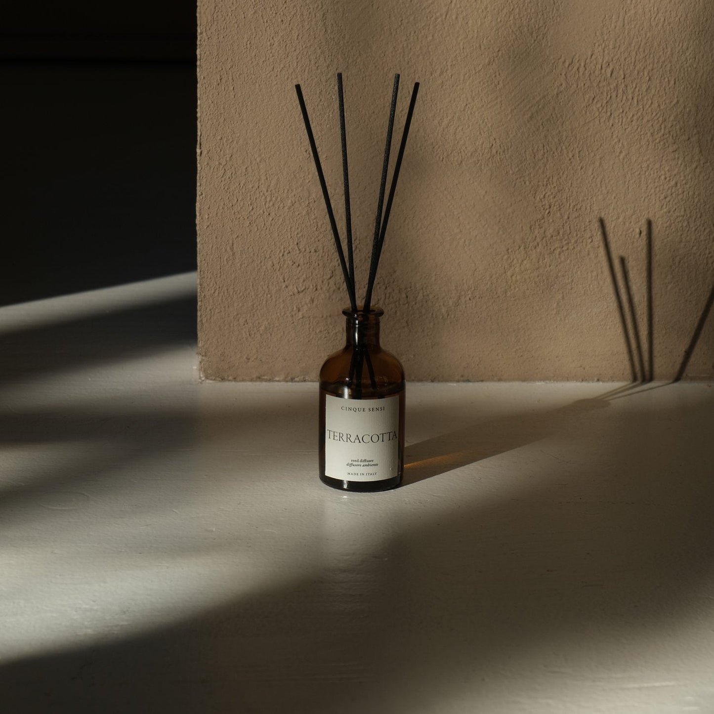 CINQUE SENSI namų kvapas – medienos, odos, datulių ir medaus natos įkvėptos Toskanos šilumos. Jaukus, šiltas aromatas. 100 ml. Pagaminta Italijoje.