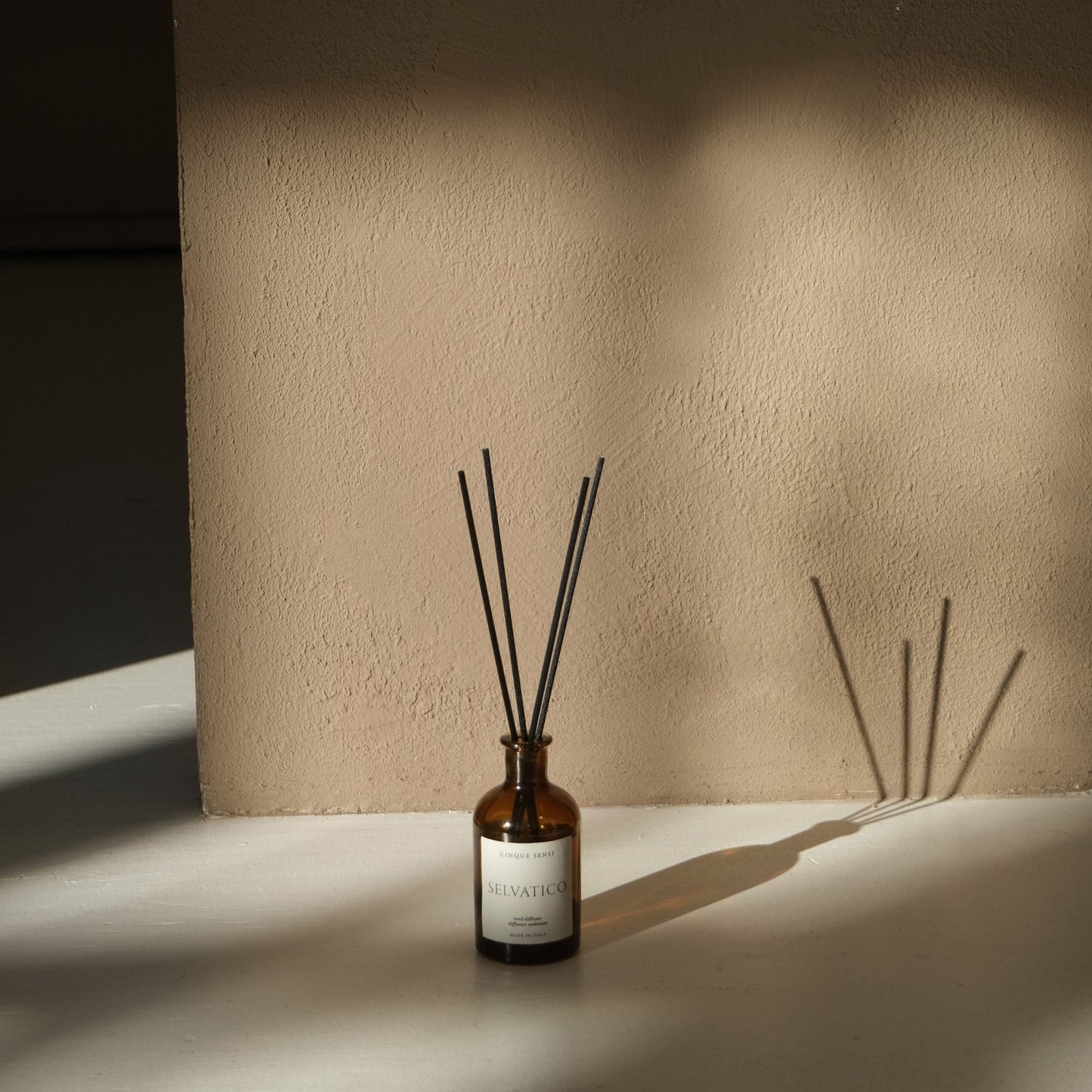 SELVATICO namų kvapas – prieskonių ir medienos mišinys su muskatu, vetiveriu, kedru ir vanile. Gilus ir šiltas aromatas. 100 ml. Pagaminta Italijoje.