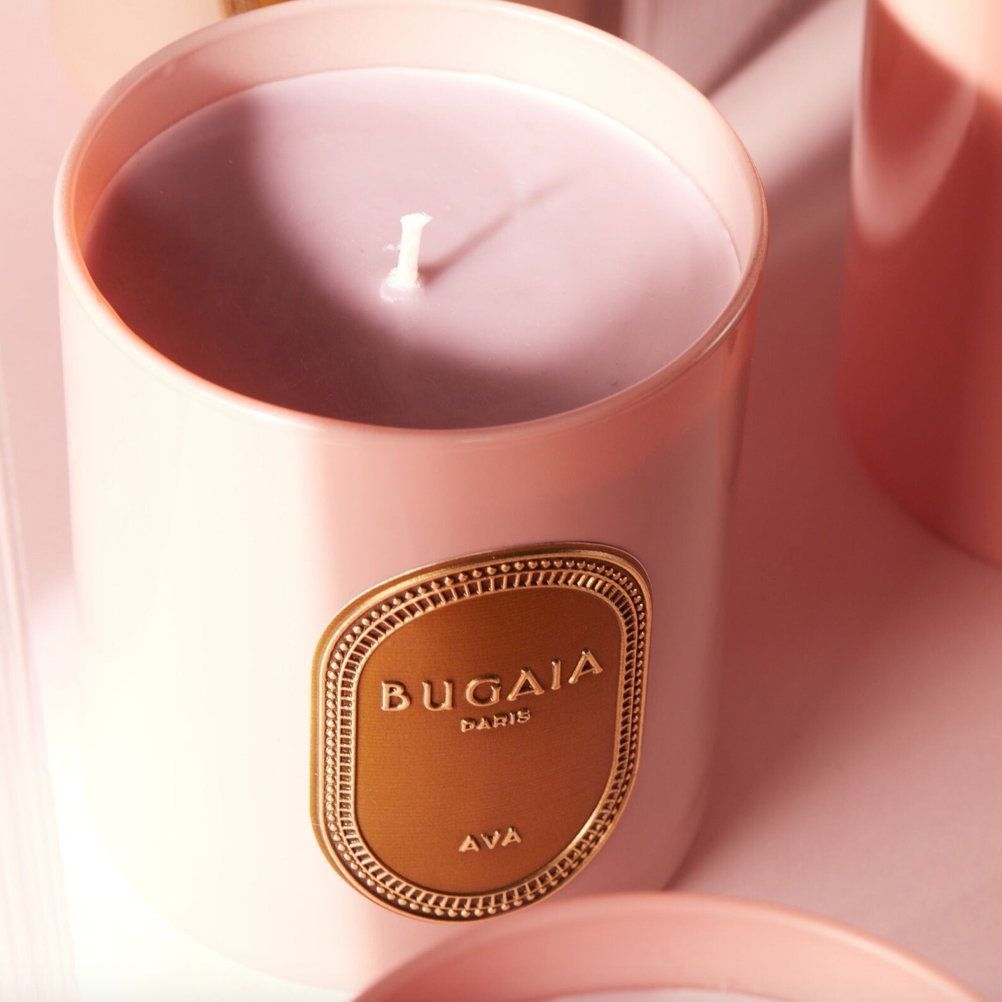 BUGAIA kvapni žvakė „Ava“ 290 g elegantiškame stikliniame inde su medvilniniu knatu. Rytietiškų ir gėlių natų aromatas sukuria paslaptingą, jausmingą atmosferą.