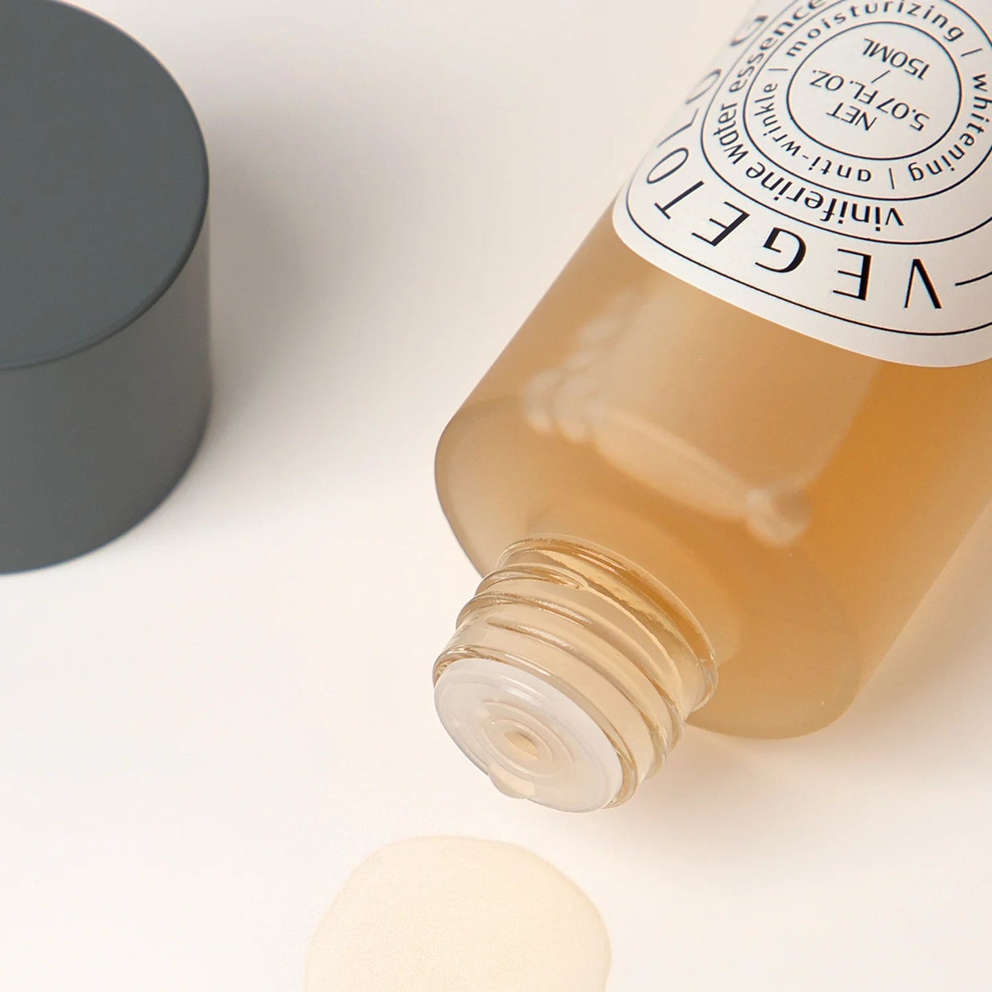 Vegetology Viniferine Water Essence – veido esencija odos skaistinimui, drėkinimui ir stangrinimui, 150 ml, veganiška, skaidri toniko tipo tekstūra