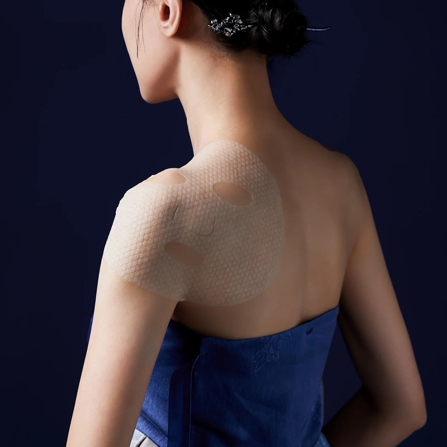 Lakštinė veido kaukė su AHA, BHA, PHA rūgštimis ir lotoso ekstraktu – švelniai šveičia, drėkina, skaistina ir ramina jautrią odą.