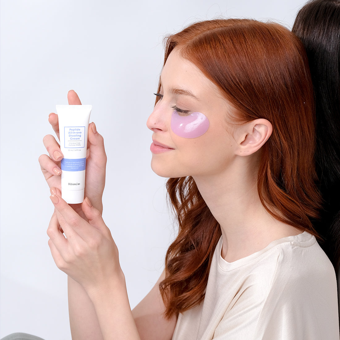 „BibimCos“ drėkinantis Anti-Aging kremas su peptidais, hialurono rūgštimi ir keramidu – intensyviai drėkina, ramina jautrią odą, stiprina apsauginį barjerą ir mažina raukšles. Tinka sausai ir brandžiai odai.