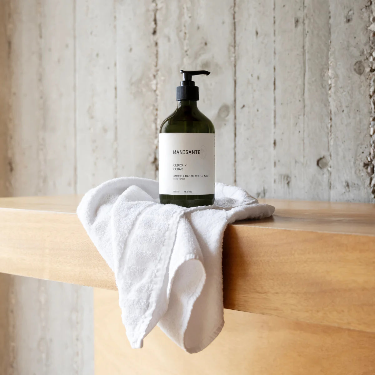 Skystas rankų muilas (250 ml) – su kartaus apelsino, kedro ir santalmedžio natomis. Švelni, veganiška formulė. Pagaminta Italijoje, ekologiška pakuotė.