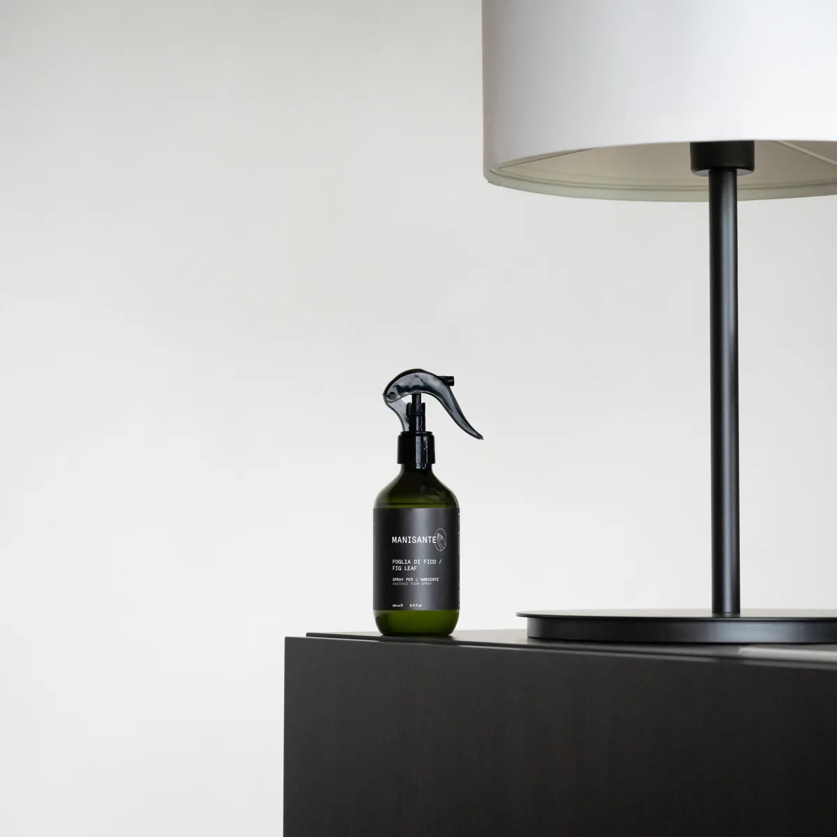 Patalpų ir audinių purškiklis (250 ml) – su figų lapų, migdolų pieno ir kedro kvapu. Natūrali, veganiška formulė, saugi vaikams ir gyvūnams.