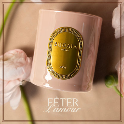 BUGAIA kvapni žvakė „Ava“ 290 g elegantiškame stikliniame inde su medvilniniu knatu. Rytietiškų ir gėlių natų aromatas sukuria paslaptingą, jausmingą atmosferą. 