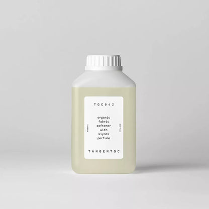 TANGENT GC minkštiklis „Kiyomi“ – 500 ml minkštiklis su citrusinių vaisių kvapu, iš saulėgrąžų aliejaus, švelnus odai ir audiniams, Švedija.
