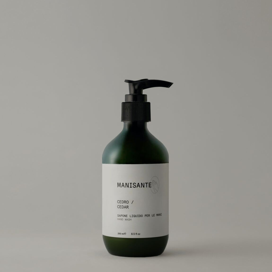 Skystas rankų muilas (250 ml) – su kartaus apelsino, kedro ir santalmedžio natomis. Švelni, veganiška formulė. Pagaminta Italijoje, ekologiška pakuotė.