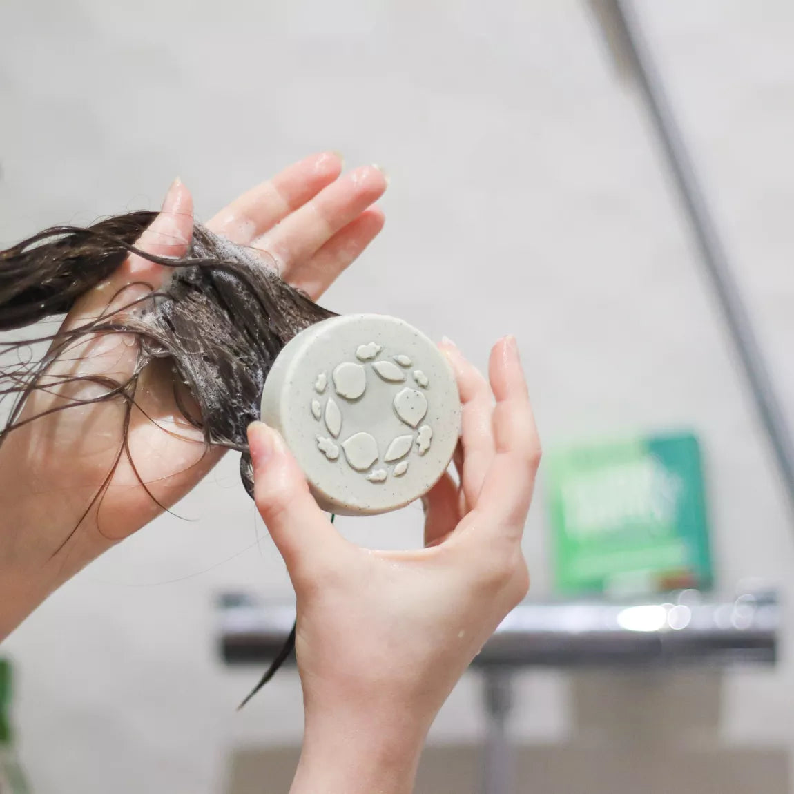 Lamazuna kietasis šampūnas su žaliuoju moliu ir spirulina – valo, stiprina plaukus, skatina augimą, be sulfatų