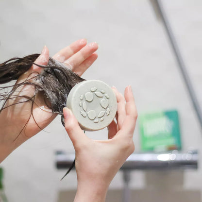 Lamazuna kietasis šampūnas su žaliuoju moliu ir spirulina – valo, stiprina plaukus, skatina augimą, be sulfatų