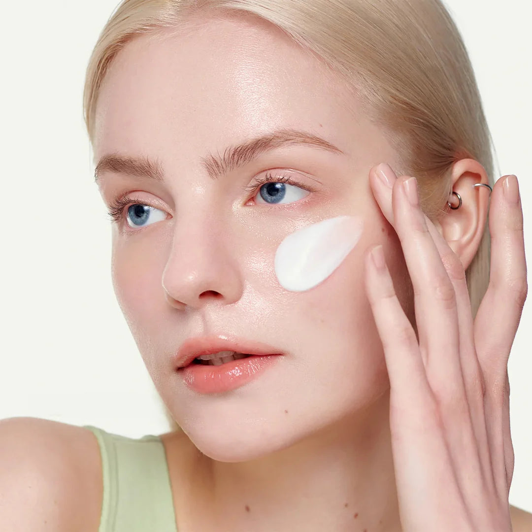 BIODANCE Skin Glow Essence Cream – kremo tepimas ant skruosto