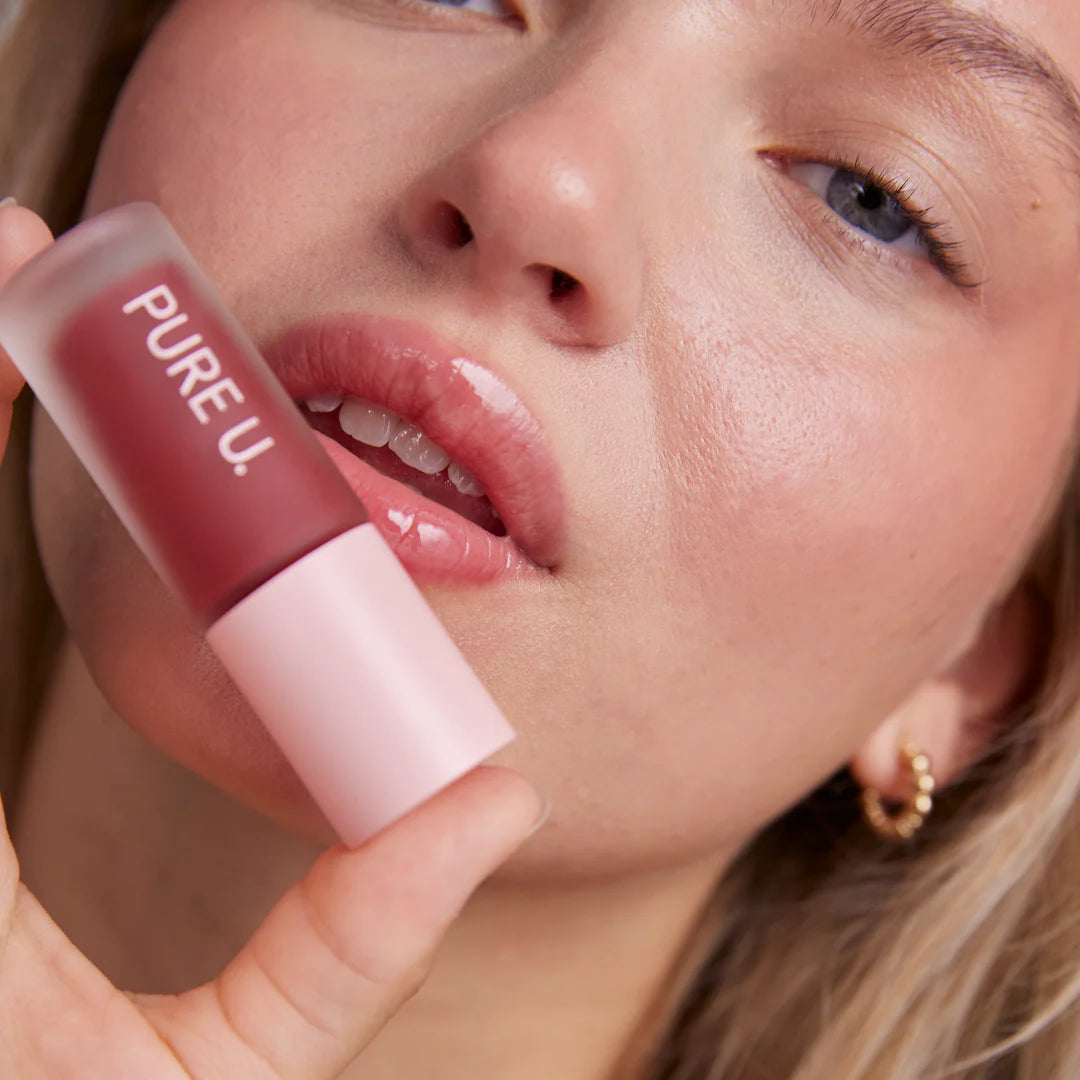 „Balmy Lip Tint“ – natūralus veganiškas lūpų balzamas, aliejus ir blizgis su SPF15. Drėkina lūpas, suteikia švelnų atspalvį, spindesį ir apsaugą nuo išsausėjimo.