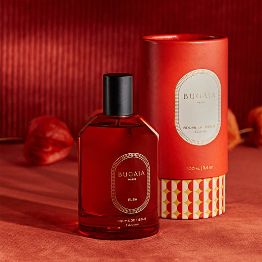 BUGAIA purškiamas namų kvapas „Elsa“ 100 ml stikliniame buteliuke su elegantišku purkštuku. Dizainas perteikia rafinuotumą, o citrusų, gėlių ir medienos natos simbolizuoja kūrybišką prabangą. Fotografuota ant minkšto audinio ar šviesaus paviršiaus.