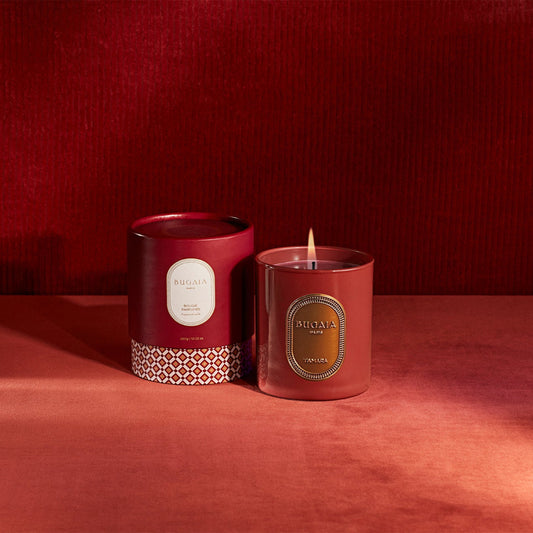 Prabangi BUGAIA kvapni žvakė „Tamara“ 290 g stikliniame inde su medvilniniu knatu. Sodrus, gintaru ir šafranu alsuojantis kvapas perteikia šilumos ir paslapties pojūtį. Fotografuota elegantiškoje, jaukioje aplinkoje, akcentuojant išskirtinį dizainą.