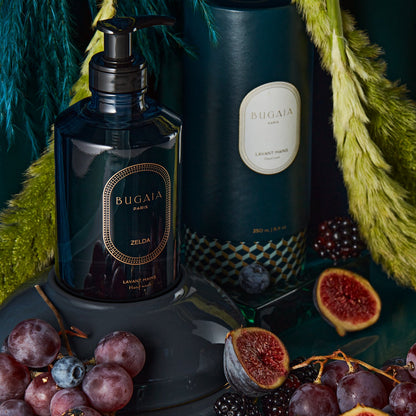Elegantiškas ZELDA prabangus rankų muilas 250 ml talpos buteliuke su dozatoriumi. Stilingas dizainas su subtiliomis gėlių ir medienos natomis, puikiai tinkantis vonios ar virtuvės interjerui. Fone – švarus, modernus paviršius.