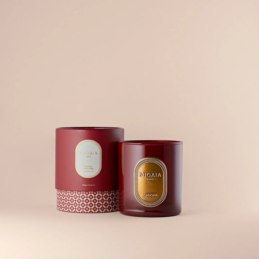 BUGAIA kvapni žvakė „Isadora“ 290 g stikliniame inde su medvilniniu knatu. Šiltų prieskonių ir medienos aromatas kuria jaukią, elegantišką atmosferą. Fotografuota šviesiame, ramiame interjere, akcentuojant subtilų žavesį.