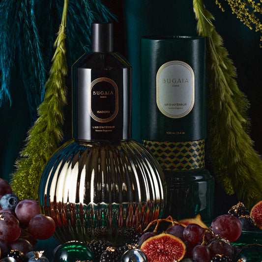 BUGAIA purškiamas namų kvapas „Isadora“ 100 ml Art Deco stiliaus stikliniame buteliuke su purkštuku. Elegantiškas dizainas perteikia šiltų medienos ir rytietiškų prieskonių kvapų atmosferą. Fotografuota moderniame interjere arba ant šviesaus tekstilės paviršiaus.