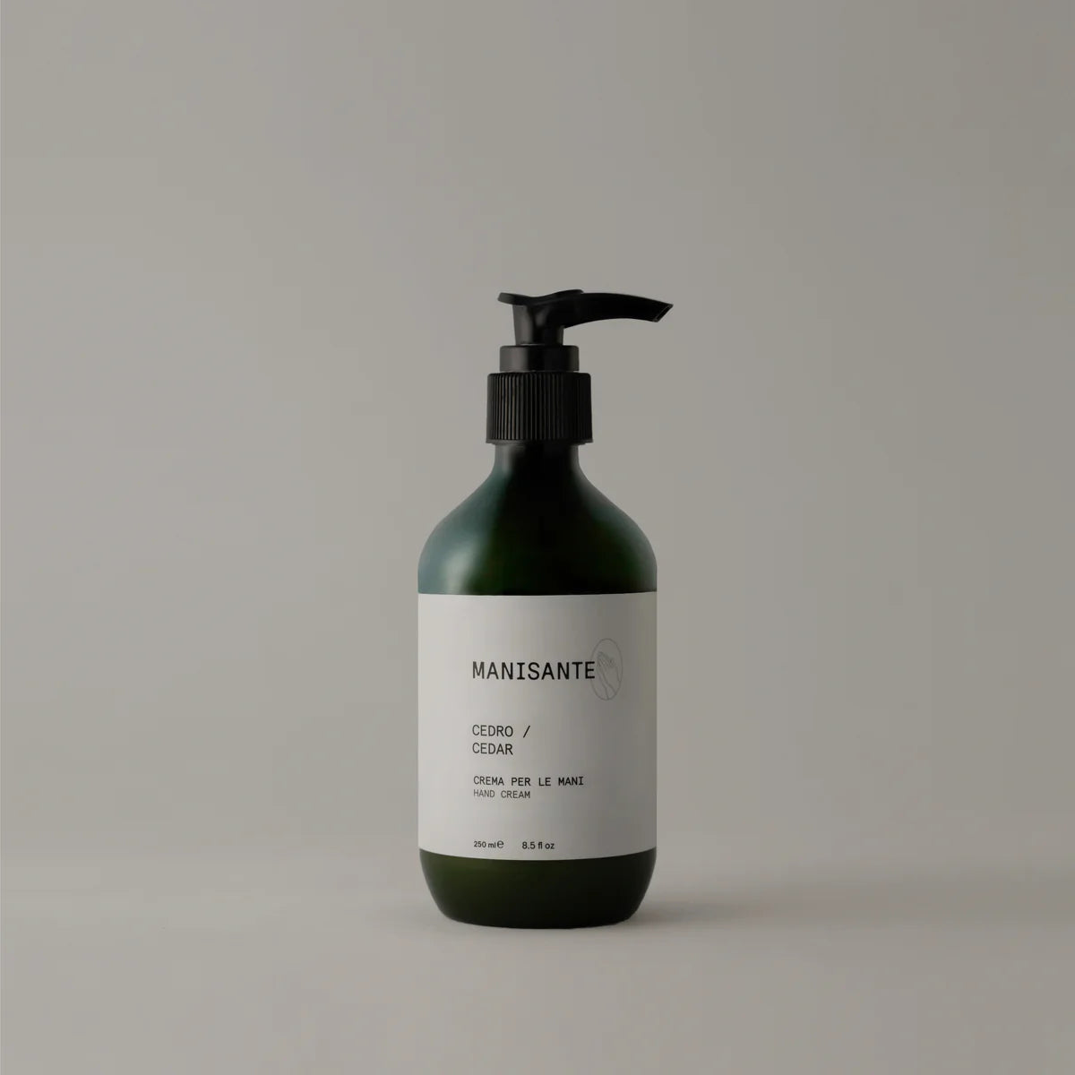 Rankų kremas 250 ml – su natūraliu alyvuogių aliejumi, migdolais ir vitaminu E. Veganiška formulė su gaiviu citrusinių vaisių ir medienos aromatu.

