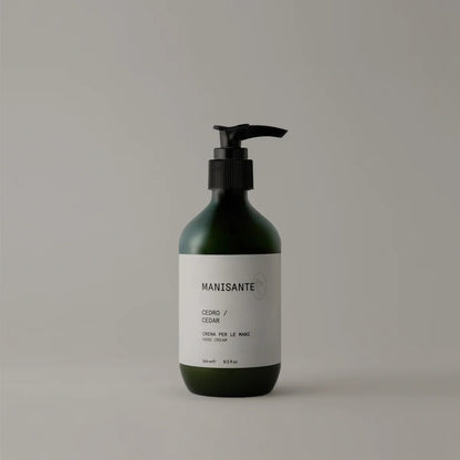 Rankų kremas 250 ml – su natūraliu alyvuogių aliejumi, migdolais ir vitaminu E. Veganiška formulė su gaiviu citrusinių vaisių ir medienos aromatu.

