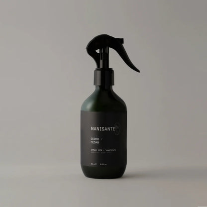 Purškiklis patalpoms ir audiniams (250 ml) – ilgai išliekantis kedro ir citrusų kvapas. Natūrali, saugi formulė vaikams ir gyvūnams. Pagaminta Italijoje.