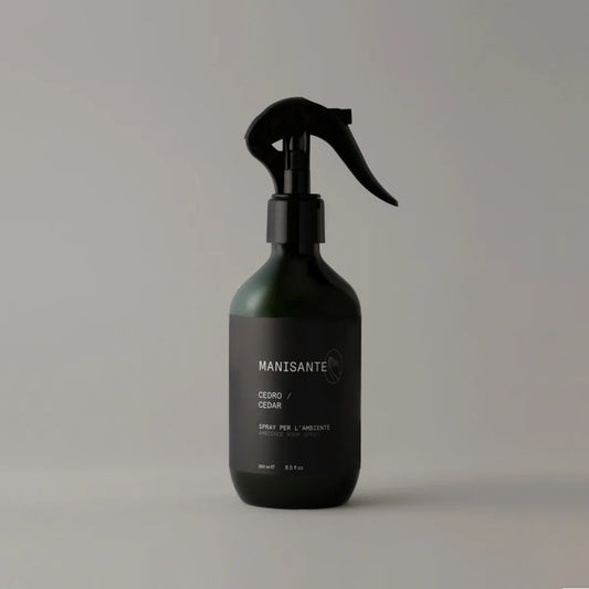 Purškiklis patalpoms ir audiniams (250 ml) – ilgai išliekantis kedro ir citrusų kvapas. Natūrali, saugi formulė vaikams ir gyvūnams. Pagaminta Italijoje.