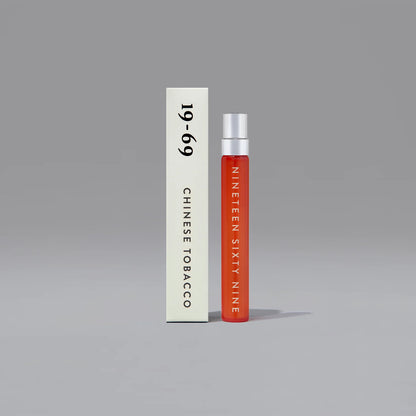 19-69 Chinese Tobacco nišiniai kvepalai – šiltas prieskonių, medienos ir tabako mišinys, įkvėptas Azijos kontrastų, pagaminta Italijoje.