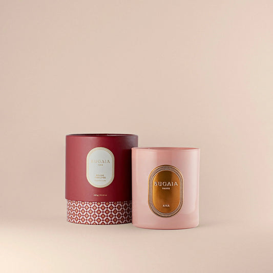 BUGAIA kvapni žvakė „Ava“ 290 g elegantiškame stikliniame inde su medvilniniu knatu. Rytietiškų ir gėlių natų aromatas sukuria paslaptingą, jausmingą atmosferą. 