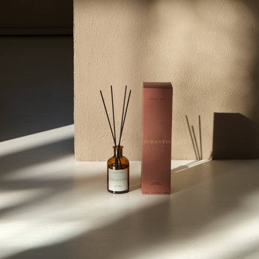 CINQUE SENSI namų kvapas – medienos, odos, datulių ir medaus natos įkvėptos Toskanos šilumos. Jaukus, šiltas aromatas. 100 ml. Pagaminta Italijoje.