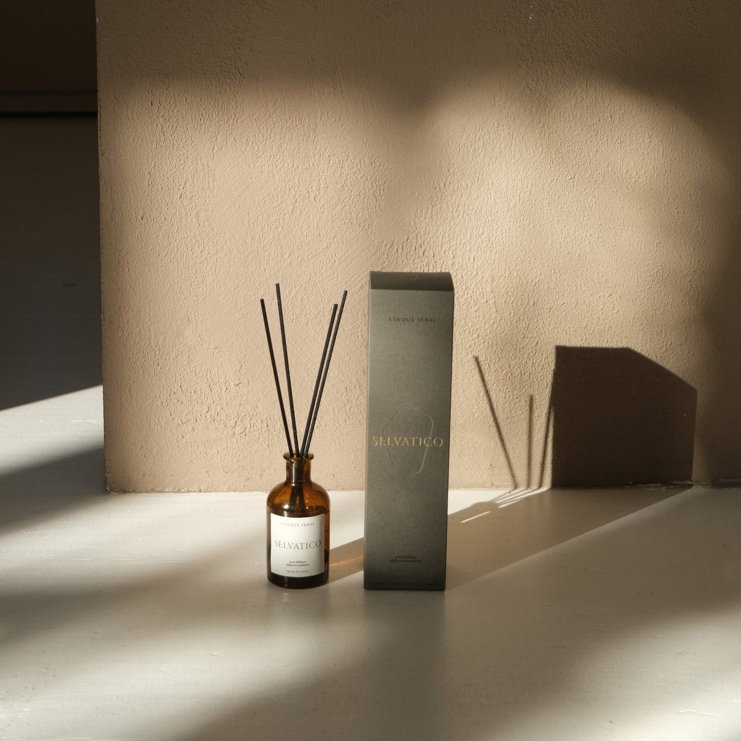 SELVATICO namų kvapas – prieskonių ir medienos mišinys su muskatu, vetiveriu, kedru ir vanile. Gilus ir šiltas aromatas. 100 ml. Pagaminta Italijoje.
