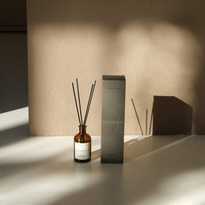 SELVATICO namų kvapas – prieskonių ir medienos mišinys su muskatu, vetiveriu, kedru ir vanile. Gilus ir šiltas aromatas. 100 ml. Pagaminta Italijoje.