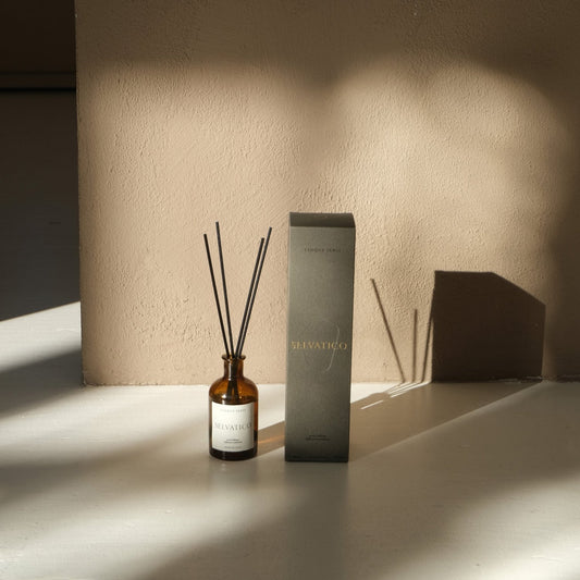 SELVATICO namų kvapas – prieskonių ir medienos mišinys su muskatu, vetiveriu, kedru ir vanile. Gilus ir šiltas aromatas. 100 ml. Pagaminta Italijoje.