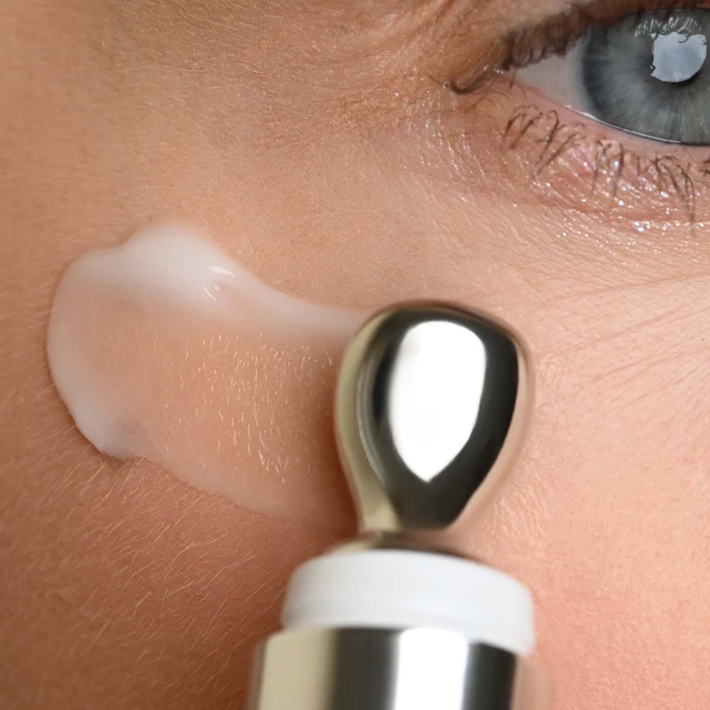SWRL Eye Cream paakių kremo tepimas metaliniu aplikatoriumi