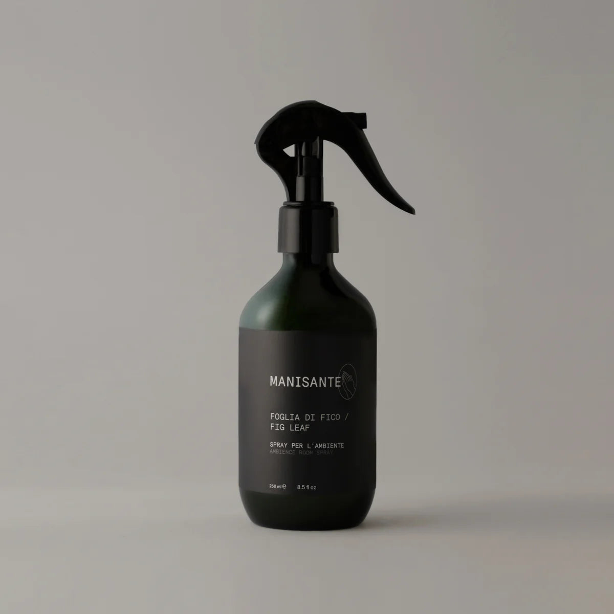 Patalpų ir audinių purškiklis (250 ml) – su figų lapų, migdolų pieno ir kedro kvapu. Natūrali, veganiška formulė, saugi vaikams ir gyvūnams.