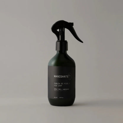 Patalpų ir audinių purškiklis (250 ml) – su figų lapų, migdolų pieno ir kedro kvapu. Natūrali, veganiška formulė, saugi vaikams ir gyvūnams.