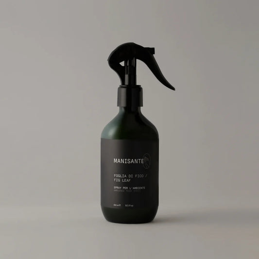 Patalpų ir audinių purškiklis (250 ml) – su figų lapų, migdolų pieno ir kedro kvapu. Natūrali, veganiška formulė, saugi vaikams ir gyvūnams.