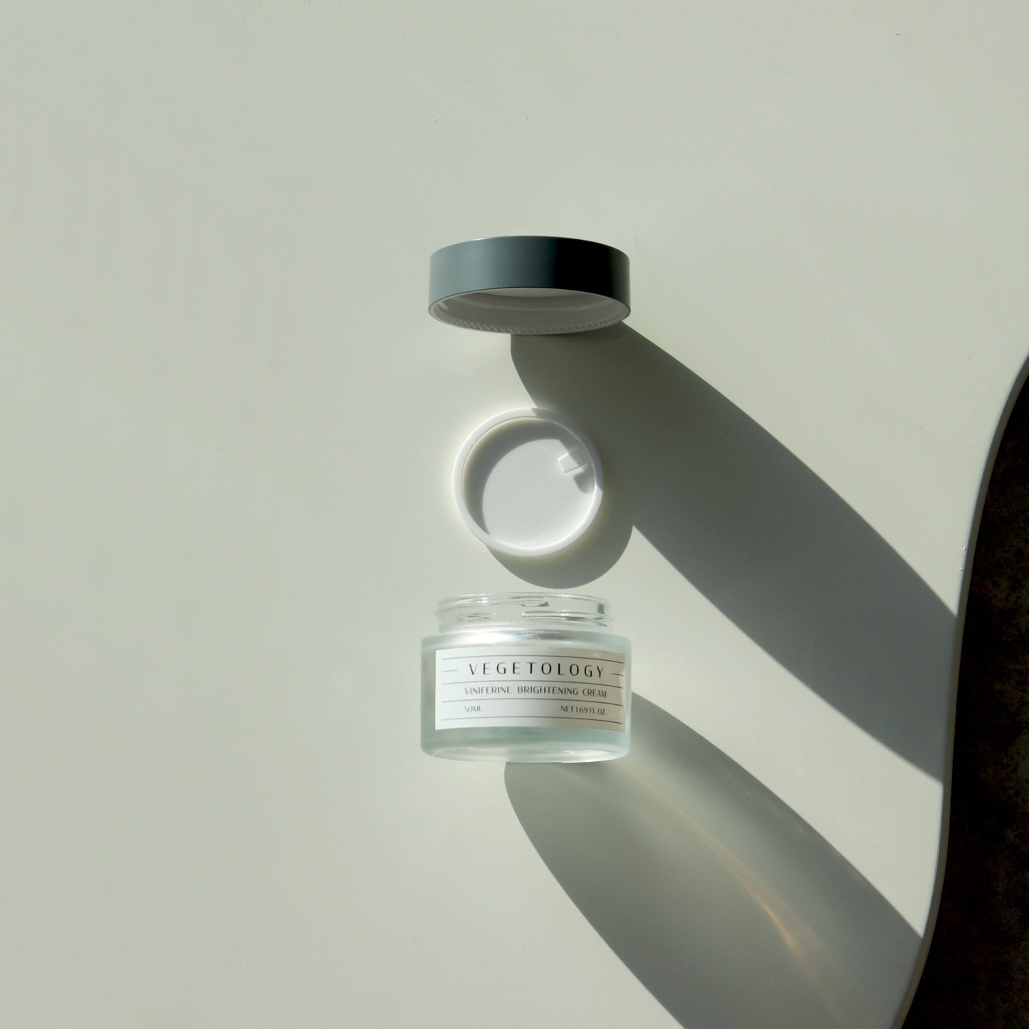 Vegetology Viniferine Brightening Cream – natūralus skaistinamasis veido kremas su Viniferinu, 50ml, veganiškas ir tinkamas jautriai odai