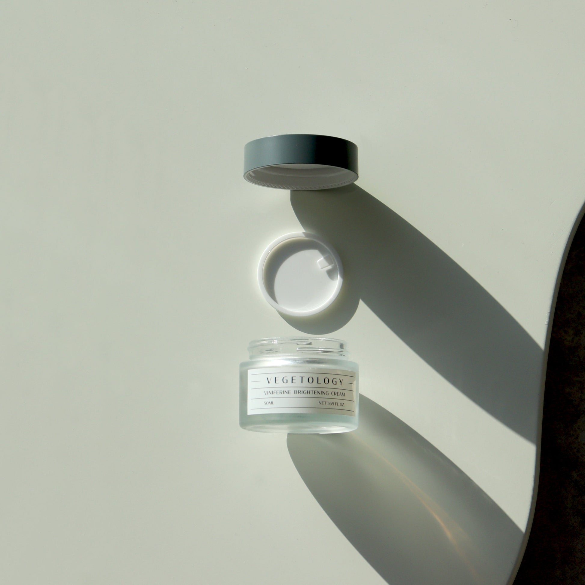 Vegetology Viniferine Brightening Cream – natūralus skaistinamasis veido kremas su Viniferinu, 50ml, veganiškas ir tinkamas jautriai odai