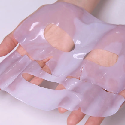 LUVUM Slow Aging Phyto Collagen Gel Mask – rankose laikomos dvi violetinės hidrogelinės kaukės dalys