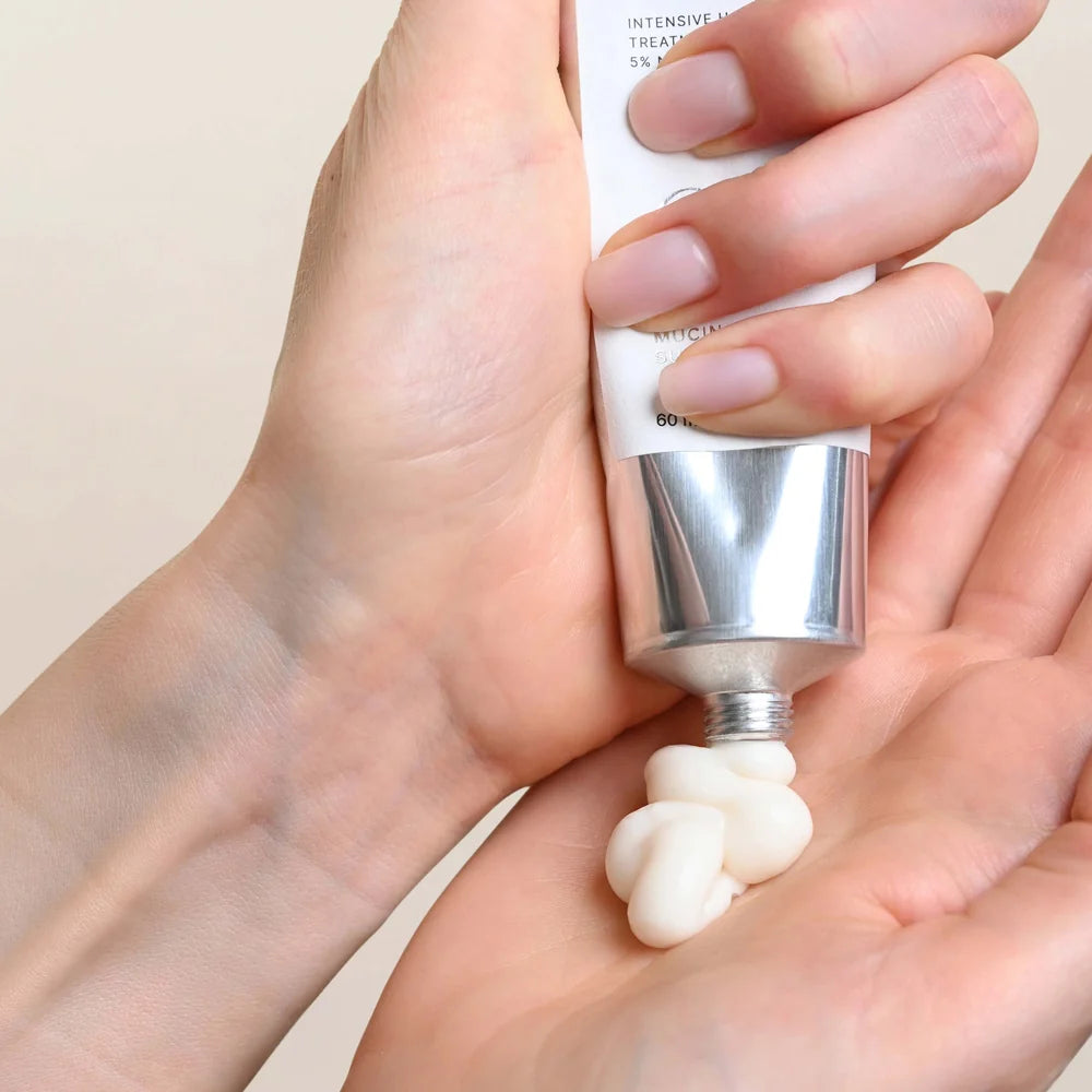 SWRL Hand Renewal Cream rankų kremas, 60 ml – kremas spaudžiamas iš tūbelės į delną