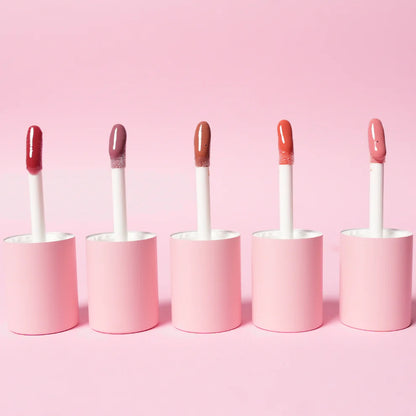 „Balmy Lip Tint“ – natūralus veganiškas lūpų balzamas, aliejus ir blizgis su SPF15. Drėkina lūpas, suteikia švelnų atspalvį, spindesį ir apsaugą nuo išsausėjimo.